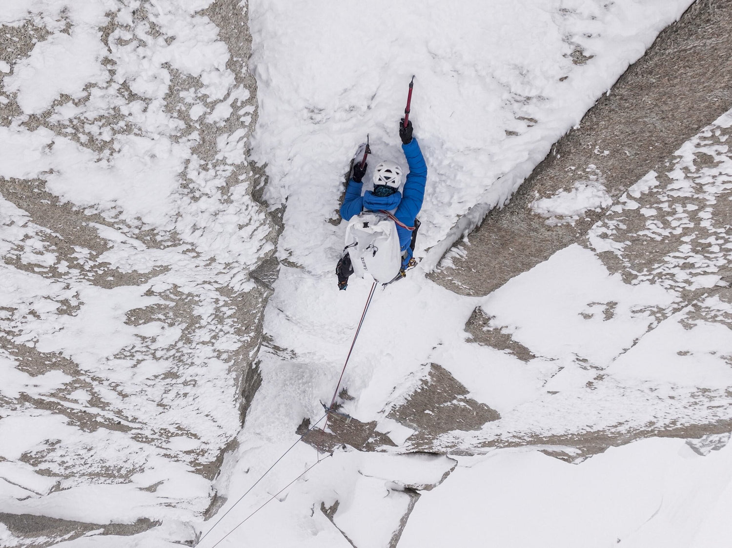 Mountaineering harnesses